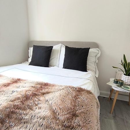 Bright Chiswick Apartment - Great Location Лондон Екстер'єр фото